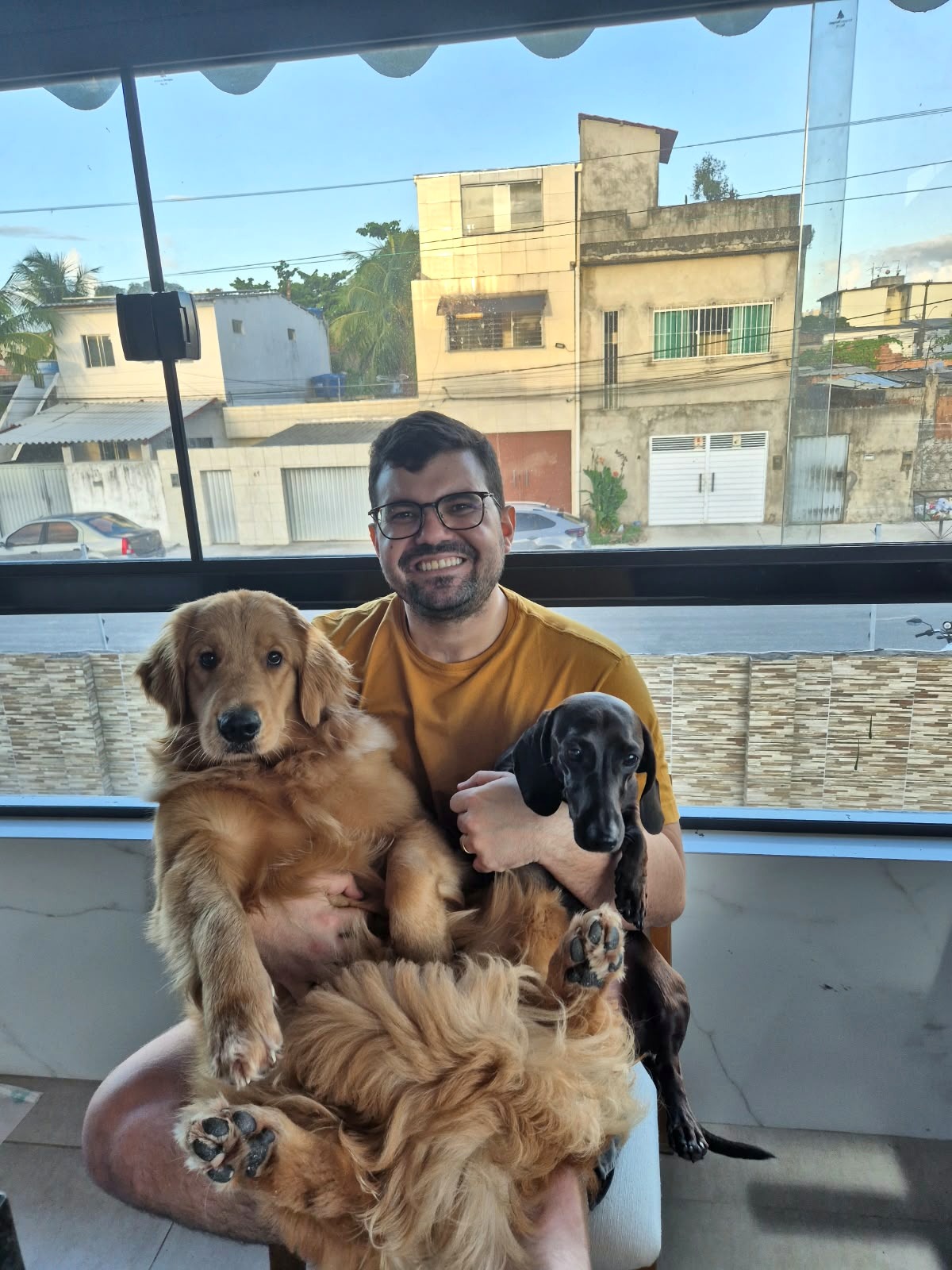 Dr. Alberto Farias com seus dois cachorros